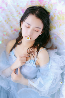 在客厅偷偷玩H